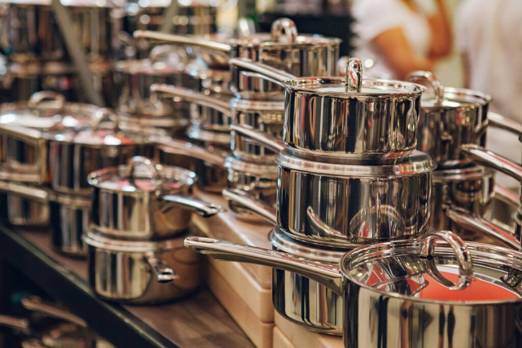 puhtaita astioita ammattikeittiössä